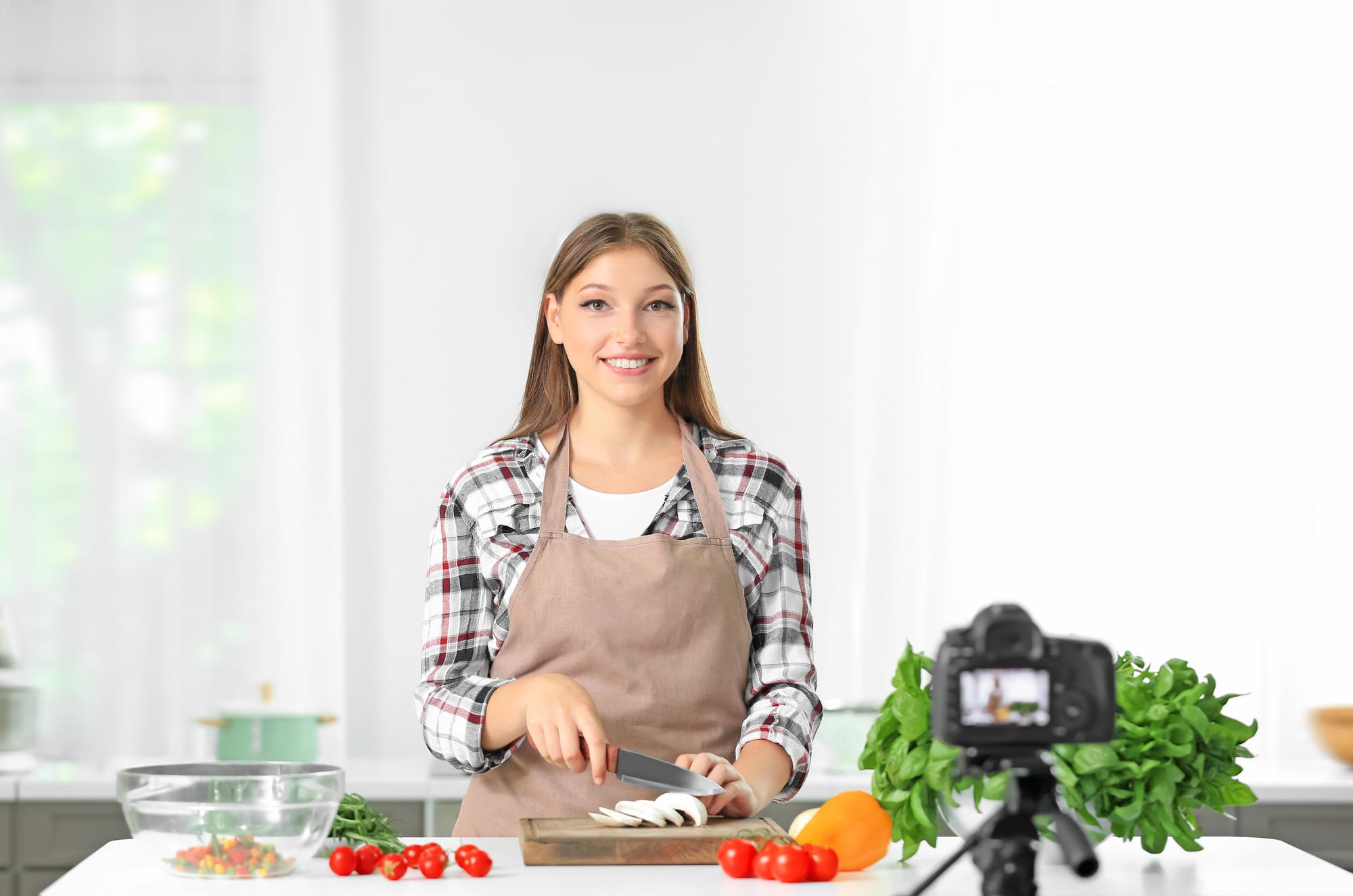 Instructor online frente a cámara en cocina